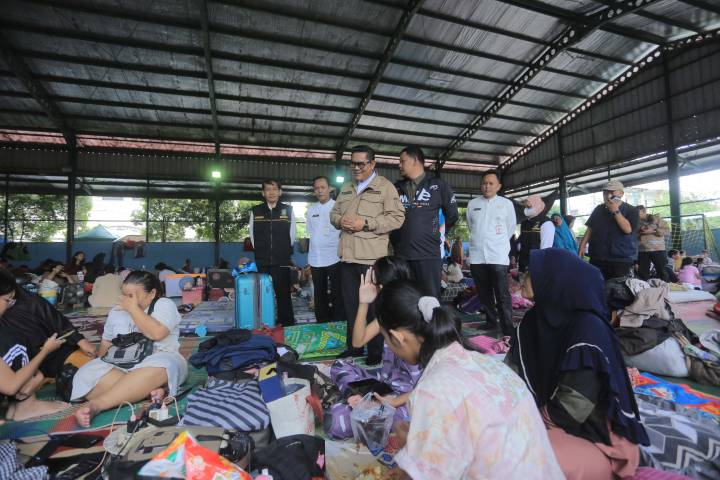 Maryono saat bersama meninjau posko pengungsian warga terdampak banjir di Periuk.