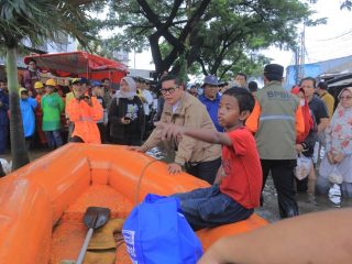 Maryono Tinjau Banjir di Periuk, Pemkot Tangerang Gerak Cepat Berikan Bantuan ke Warga