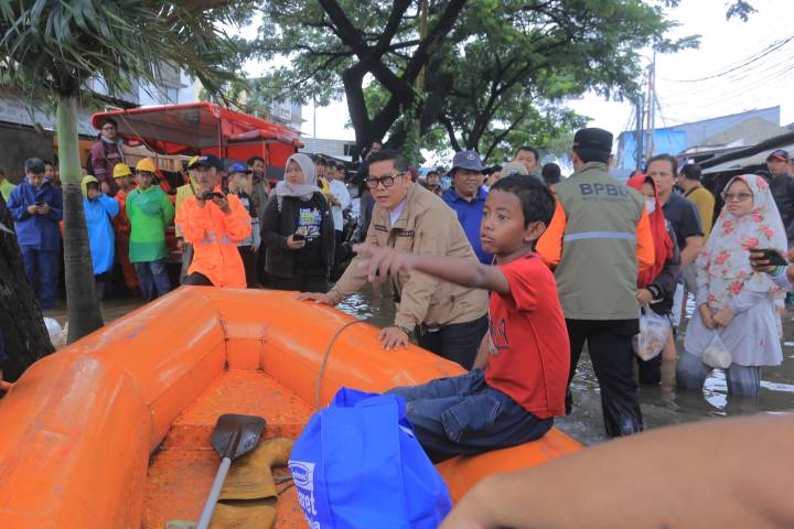 Wakil Wali Kota Tangerang H. Maryono Hasan saat membantu mengevakuasi salah satu anak korban banjir di Kecamatan Periuk, Jumat, (23/01/2026). (Sumber : Prokopim Kota Tangerang)