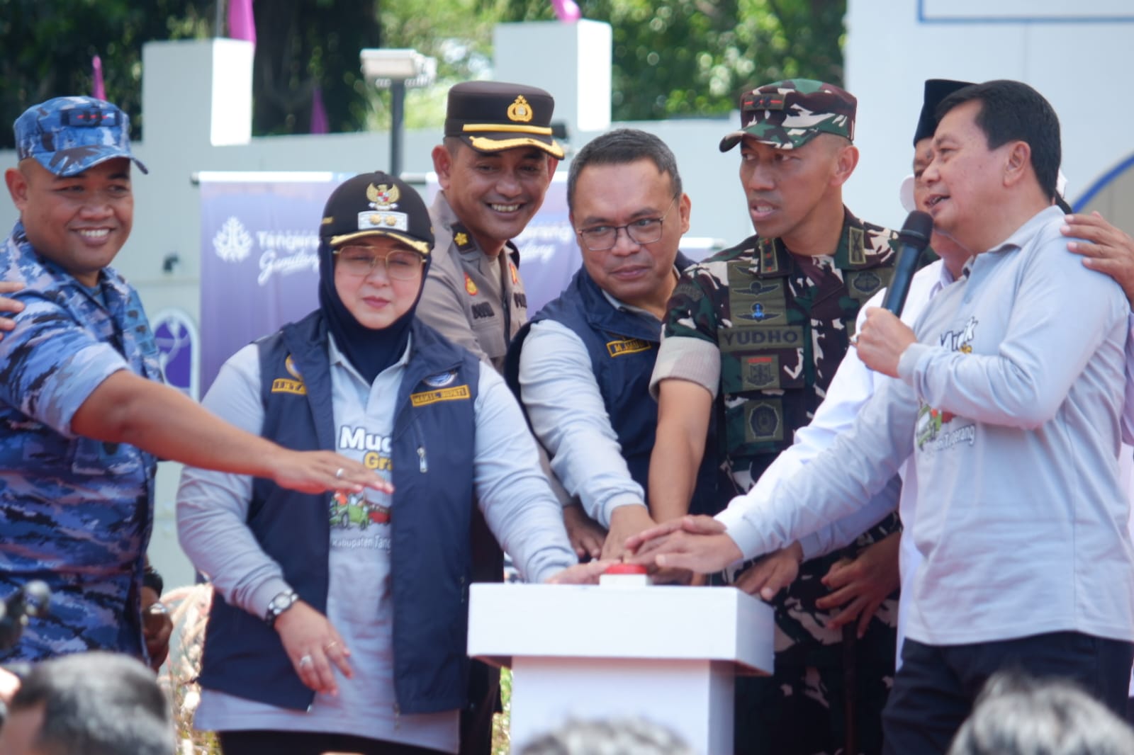 Bupati Maesyal, Wabup Intan, Ketua DPRD Muhamad Amud dan Pimpinan Forkopimda Lainnya saat melepas mudik gratis.