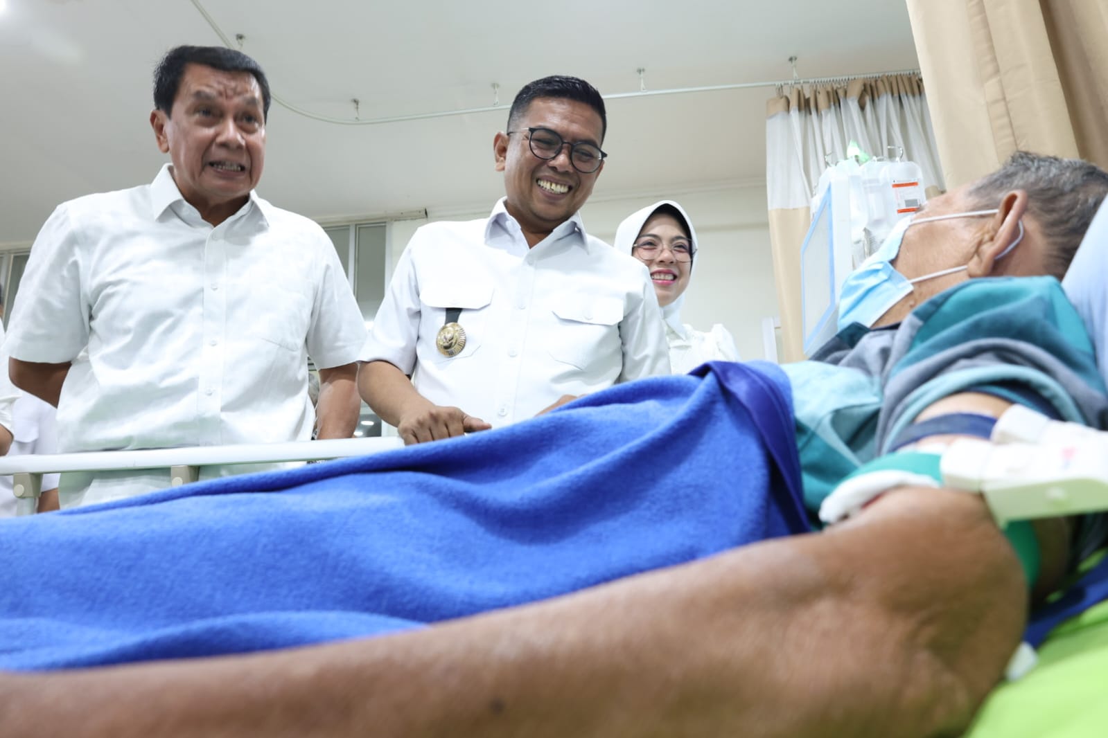 Gubernur Andra Soni, Bupati Maesyal saat dialog dengan pasien di RSUD.