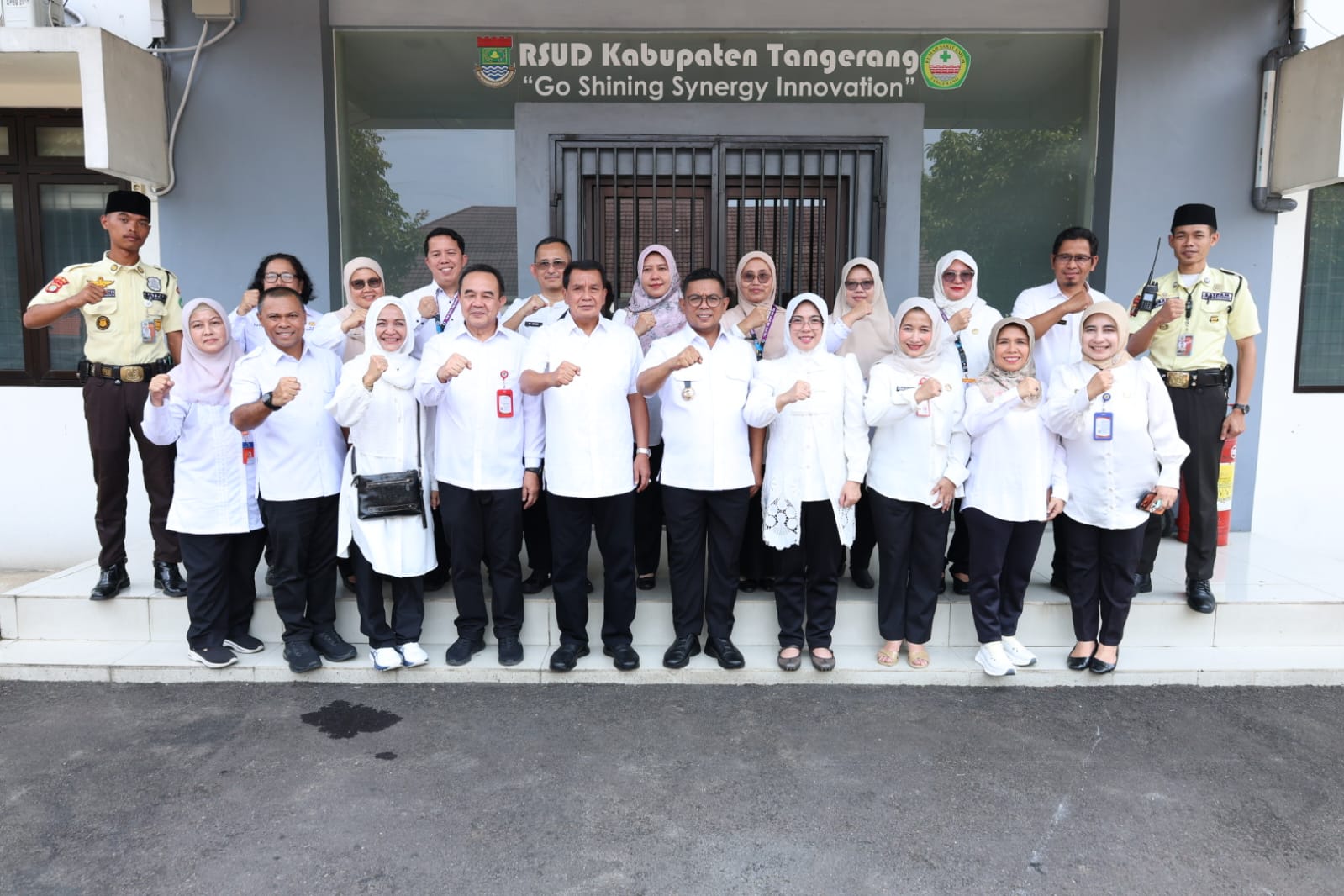 Bupati Maesyal, Sekda Soma dan jajarannya saat mendampingi Gubernur Andra Soni.