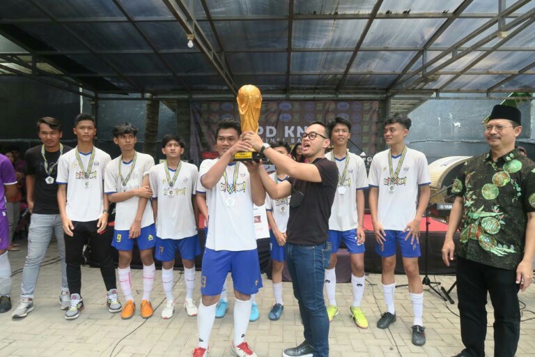 Rano Alfath Berikan Piala ke Pelajar SMA Ki Hajar Dewantoro Juara Turnamen Futsal KNPI Banten