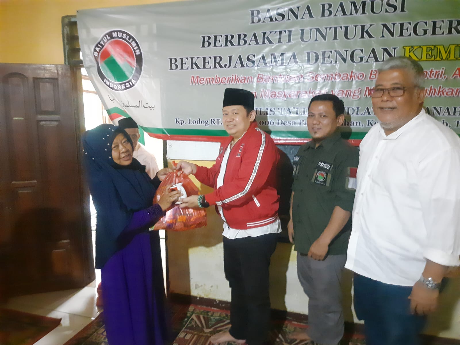 Irvansyah saat memberikan paket bantuan kepada warga.