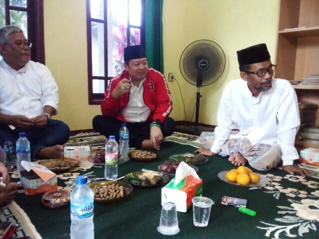 Irvansyah Ketua DPC PDI Perjuangan Kabupaten Tangerang bersama Ulama di Desa Pasanggrahan Solear.