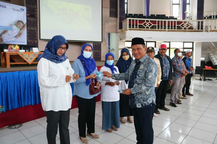 Muhammad Rizal anggota DPR RI fraksi PAN saat berfoto bersama masyarakat.