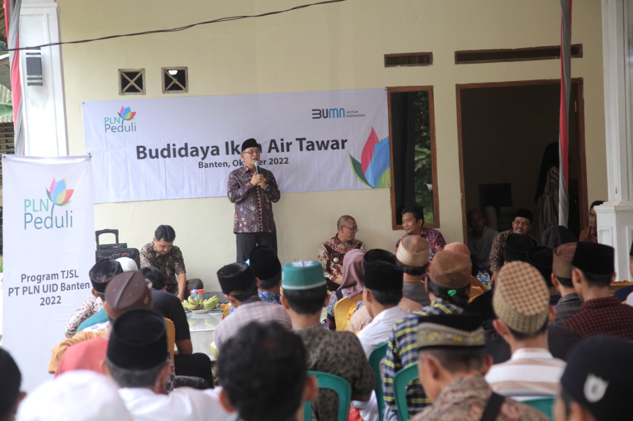 Kegiatan pemberian bantuan CSR UID PLN Banten untuk Kelompok Budidaya Ikan.