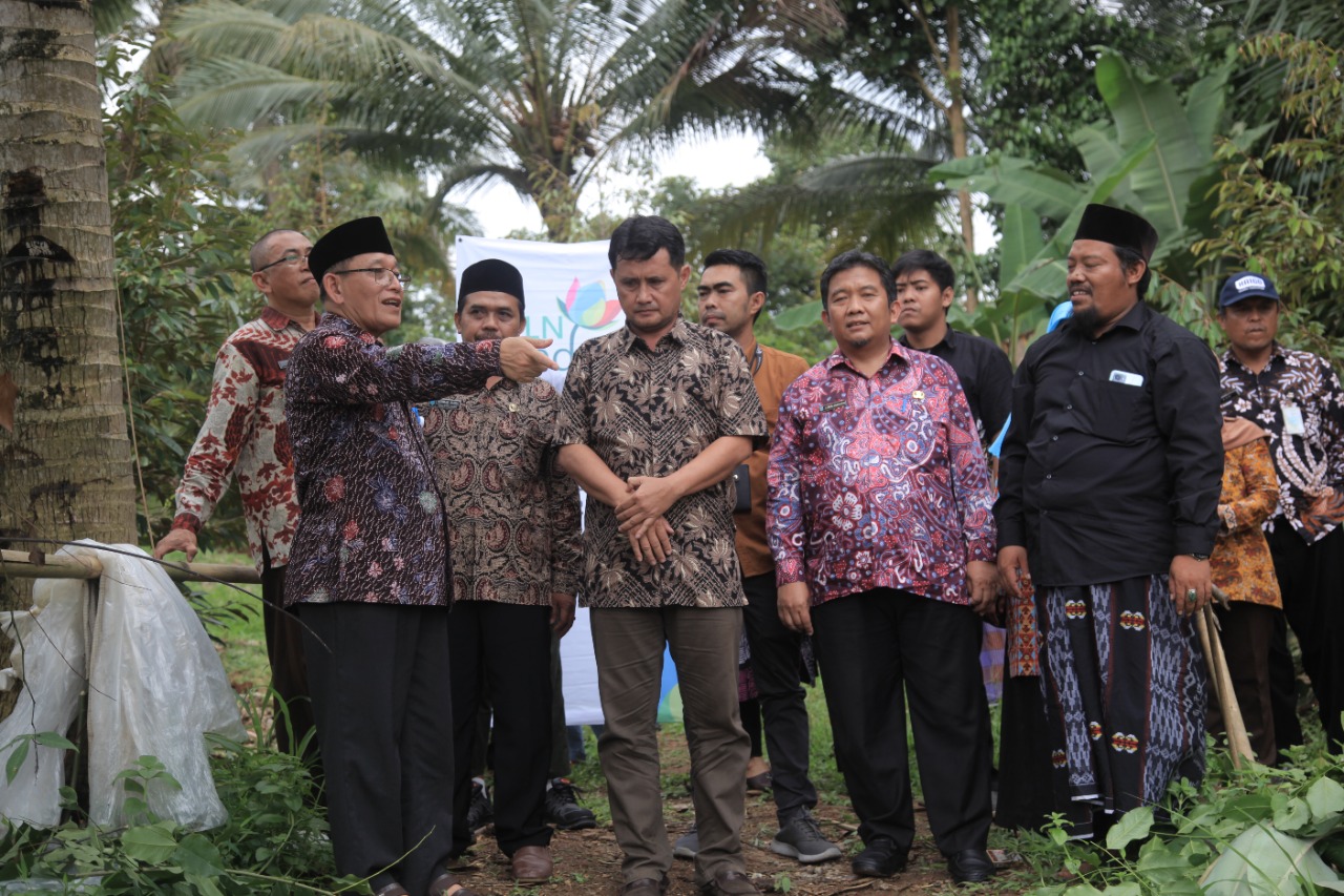 Plh Sekda Pandeglang Taufik Hidayat bersama jajaran UID PLN Banten dan para kelompok budidaya ikan.