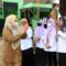 Bupati Irna saat menyapa masyarakat di kegiatan peringatan Hari Santri Nasional.