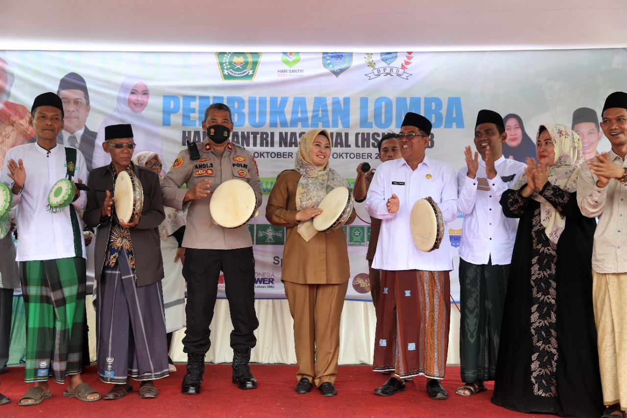 Bupati Irna bersama jajarannya dan para tokoh masyarakat saat memainkan marawis.