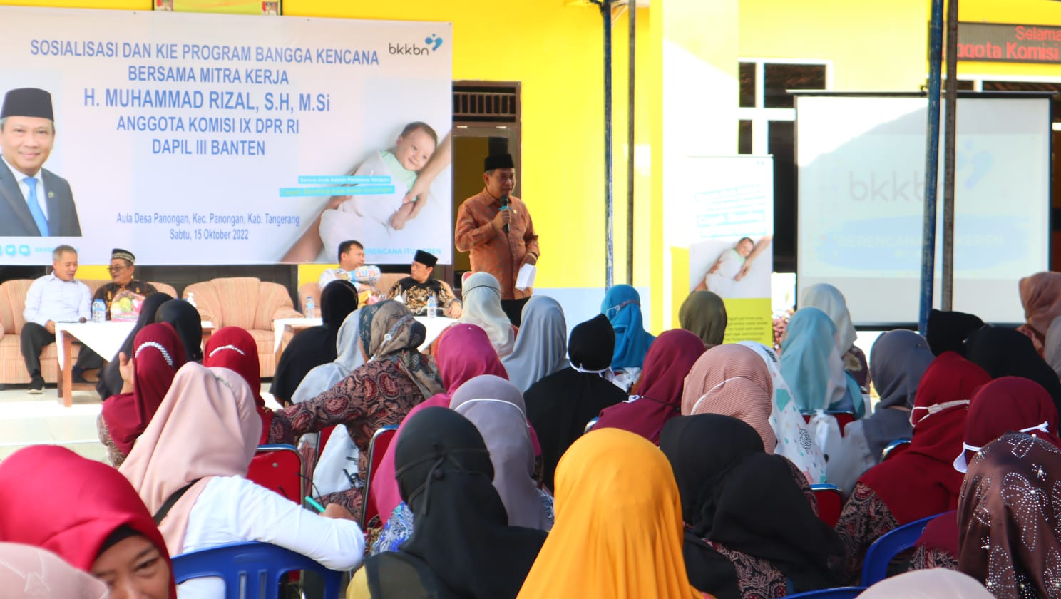 Dewan Muhammad Rizal saat memberikan materi sosialisasi pencegahan Stunting kepada masyarakat.