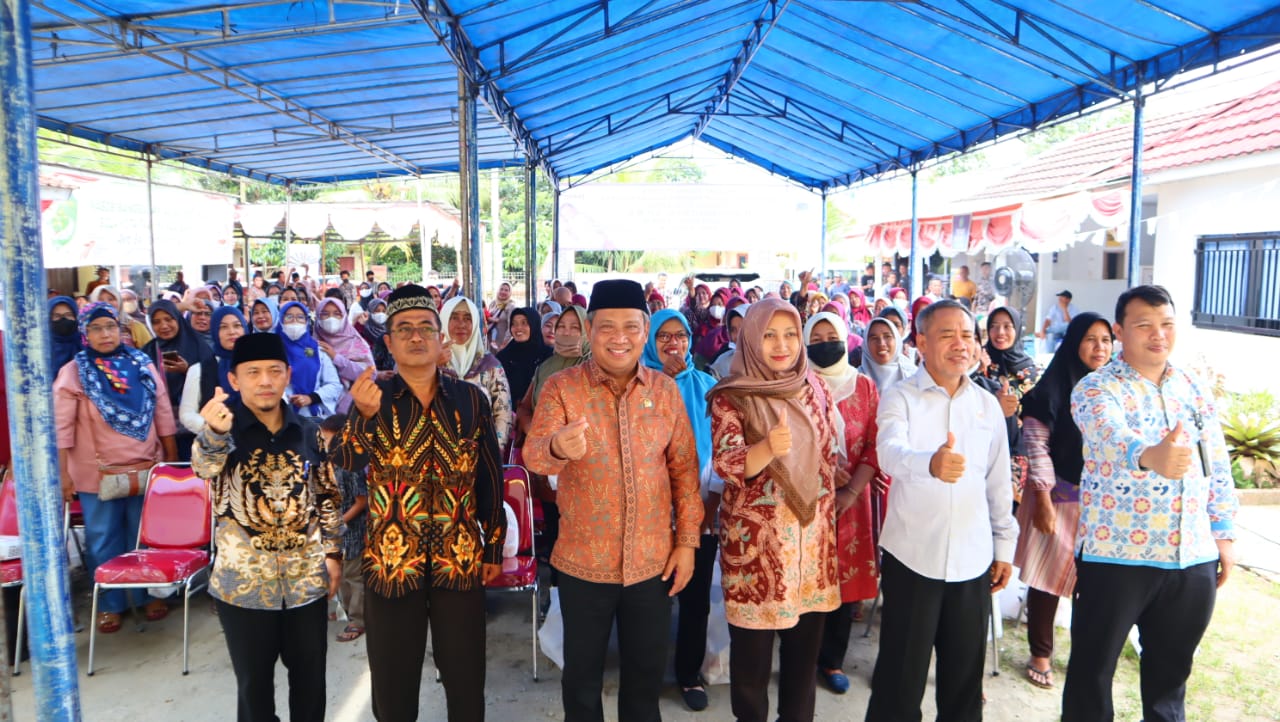 Masyarakat berfoto bersama dengan Dewan Muhammad Rizal dan Narasumber dari BKKBN di Kegiatan sosialisasi KIE Program Bangga Kencana di Desa Panongan.