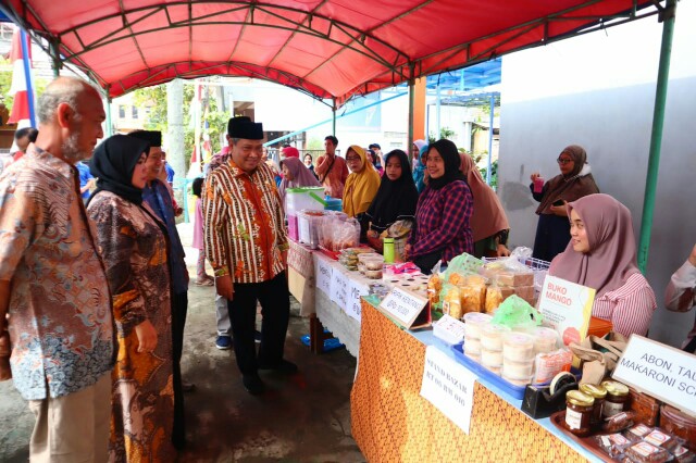 Dewan Muhammad Rizal saat melihat karya pelaku UMKM.