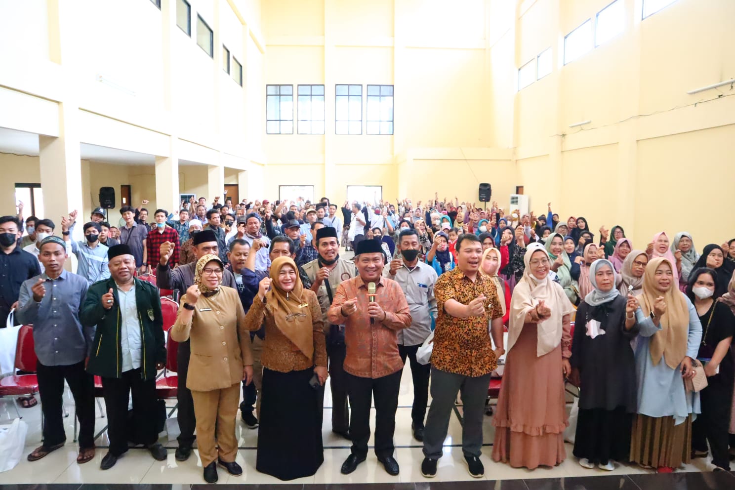 Dewan Muhammad Rizal dan Narasumber saat berfoto bersama masyarakat.