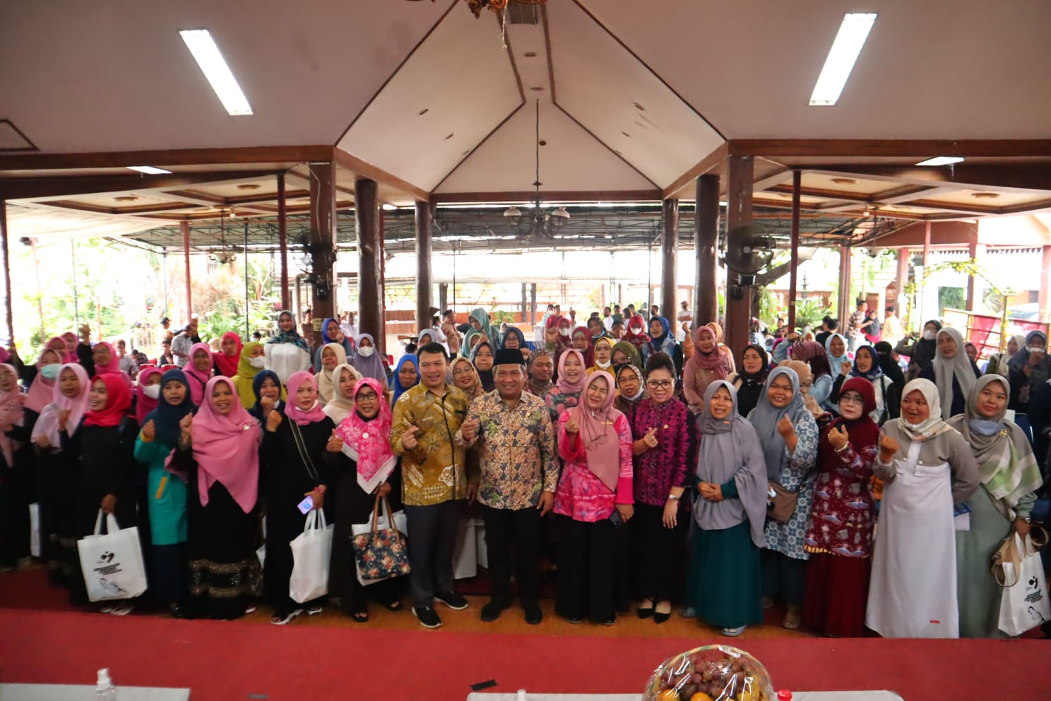 Dewan Muhammad Rizal saat berfoto bersama dengan masyarakat Tangsel.