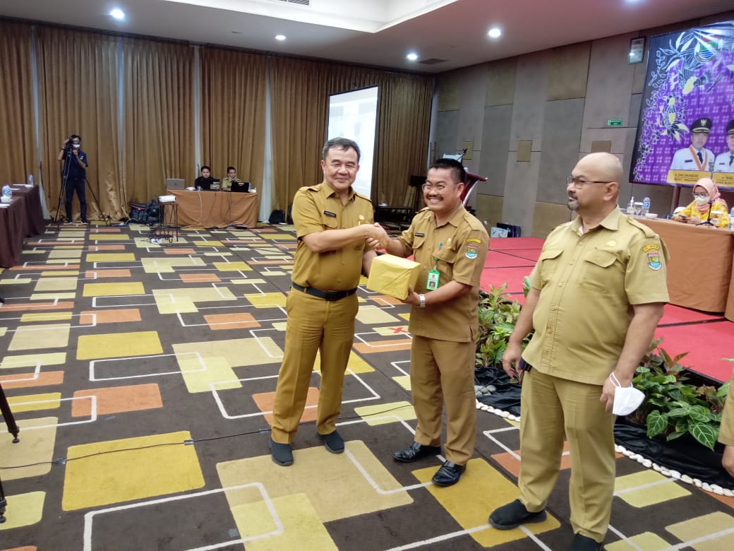 Kepala Dinas DPMPTSP Kabupaten Tangerang Drs. H. Soma Atmaja bersama pejabat lainnya.