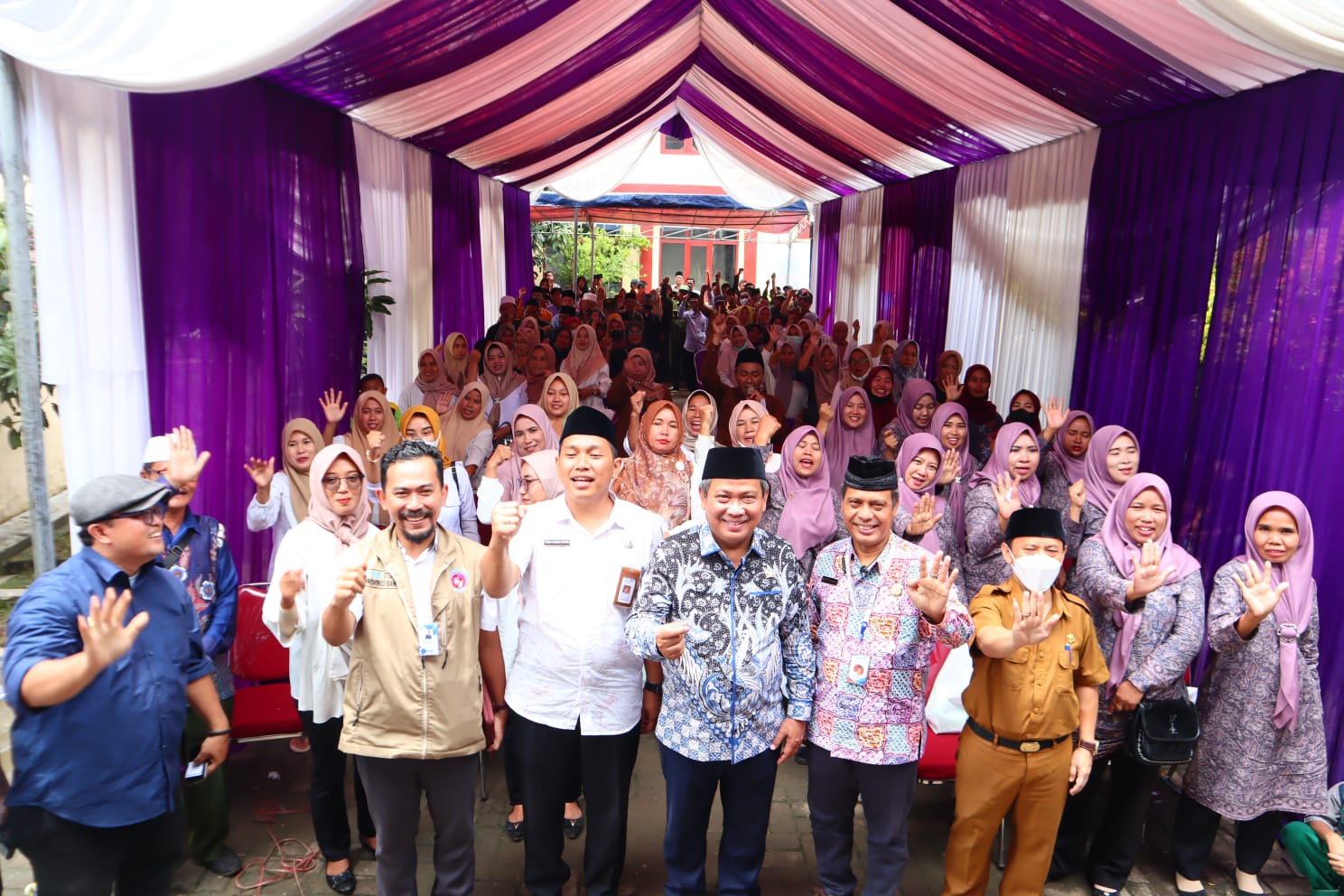 Dewan Muhammad Rizal saat berfoto bersama masyarakat.