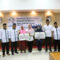 Bupati Irna dan Pengurus Baznas Pandeglang saat menyalurkan bantuan untuk masyarakat.