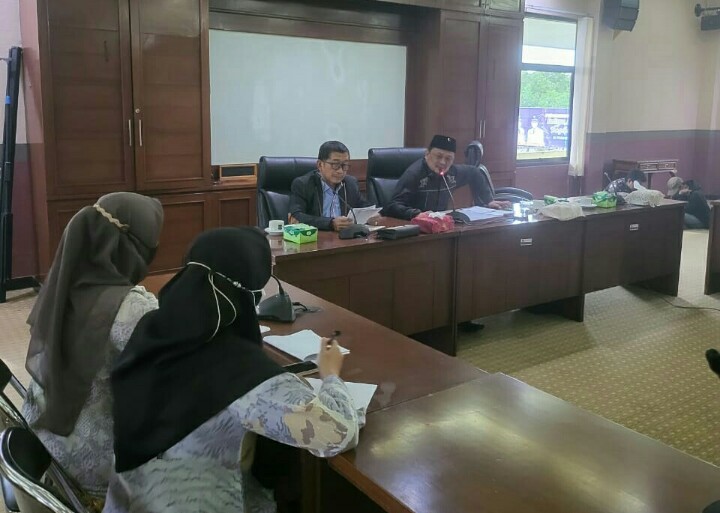 Tampak dewan Ahyani bersama anggota dewan lainnya saat menerima audiensi warga desa kadu mengenai persoalan banjir.