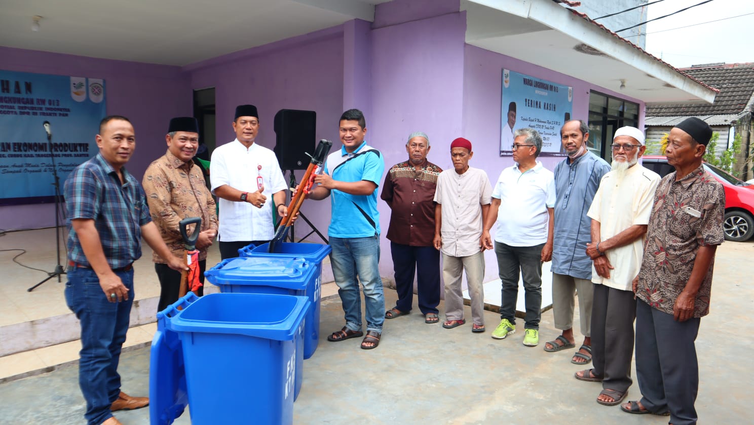 Penyerahan tempat sampah organik dan non organik dan sekop.