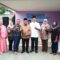 Dewan Muhammad Rizal dan Kadis Sosial Azis Gunawan saat berfoto bersama masyarakat Ibu-ibu Binong.