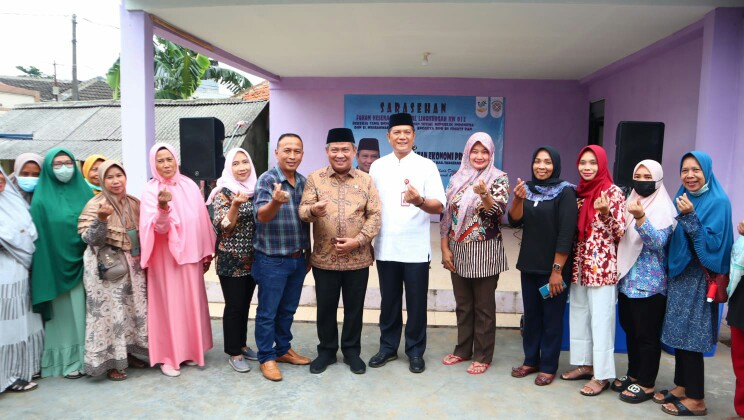 Dewan Muhammad Rizal dan Kadis Sosial Azis Gunawan saat berfoto bersama masyarakat Ibu-ibu Binong.