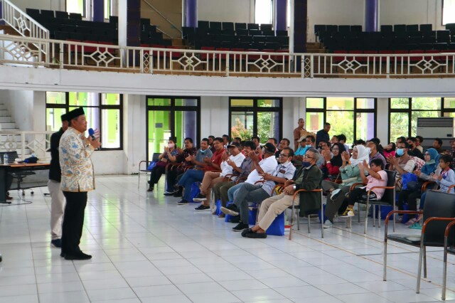 Dewan Muhammad Rizal saat menyampaikan materi sosialisasi KIE obat dan makanan kepada masyarakat.