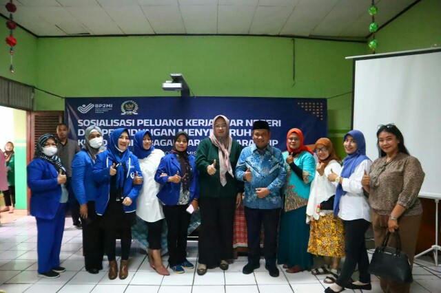 Dewan Muhammad Rizal dan Anggota DPRD BAnten dari fraksi PAN, ibu Ella Silvia saat berfoto bersama masyarakat.