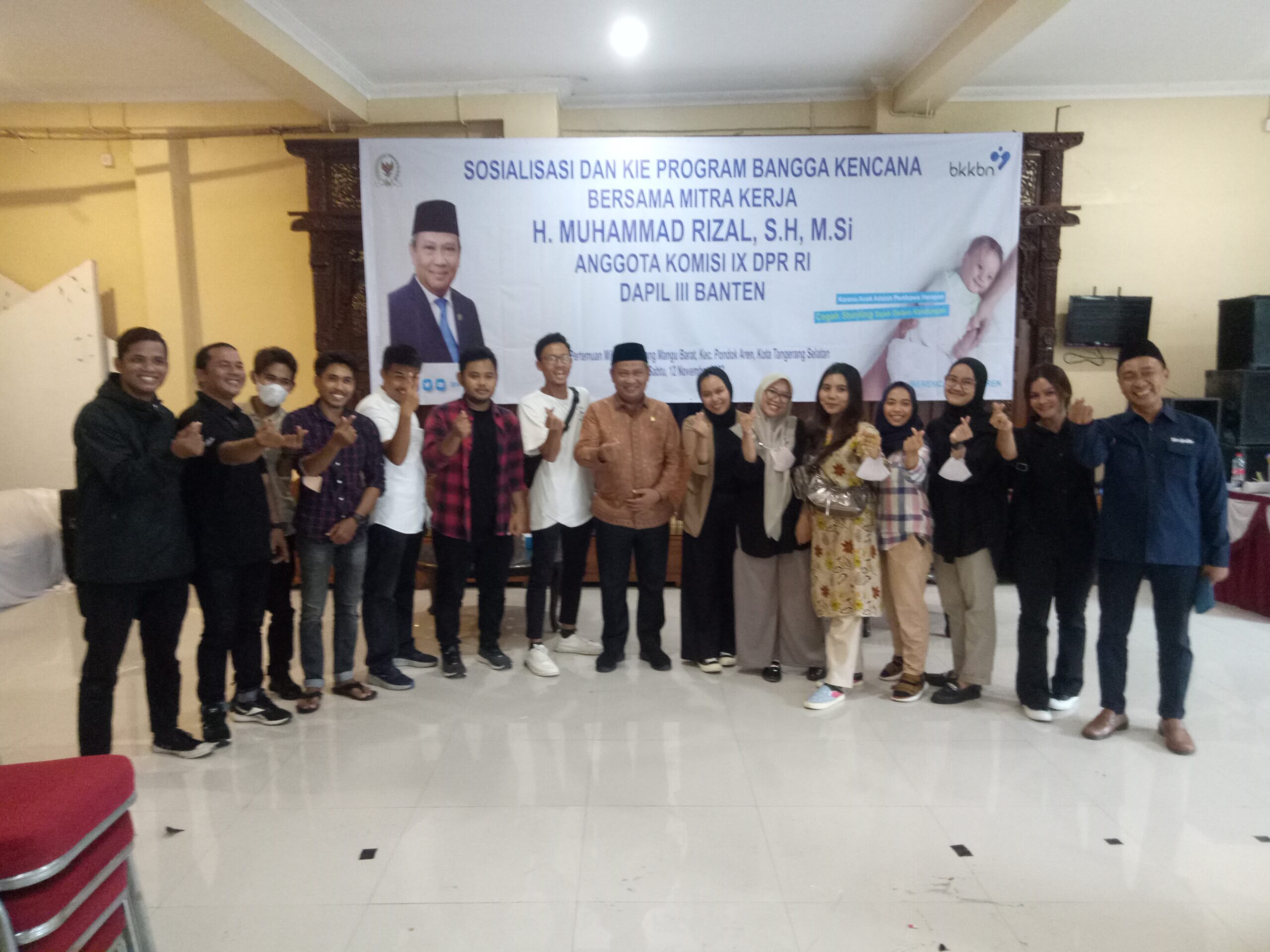 Dewan Muhammad Rizal saat berfoto bersama generasi muda.