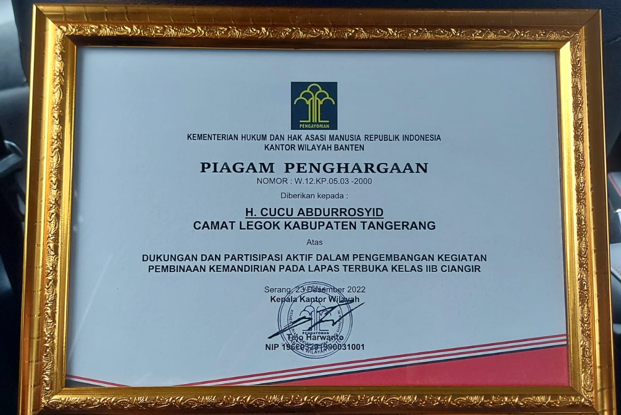 Piagam penghargaan Camat Legok Cucu Abdurrosyied dari Kemenkumham wilayah Banten.