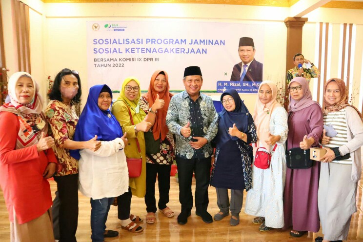 Dewan Muhammad Rizal saat berfoto bersama masyarakat dari Ibu-ibu.