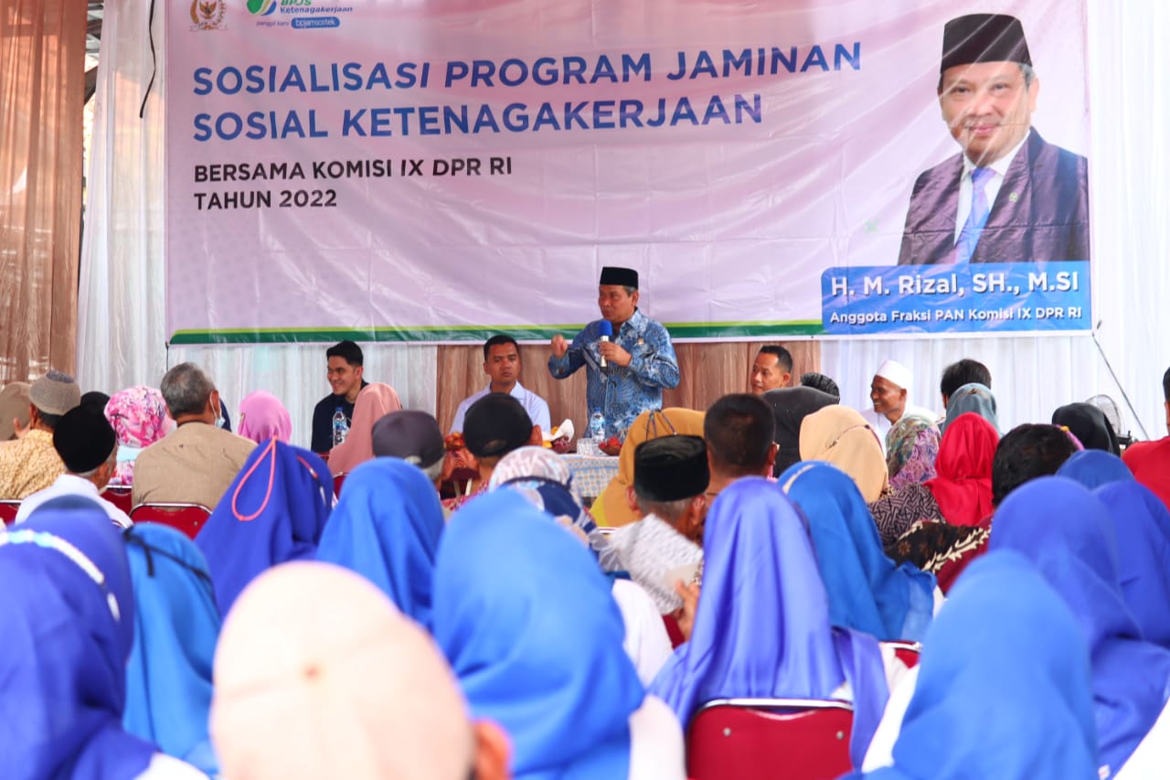 Dewan Muhammad Rizal saat menyampaikan materi sosialisasi BPJS Ketenagakerjaan kepada masyarakat.