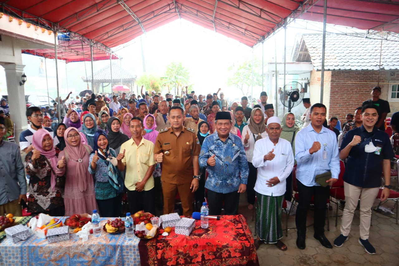 Dewan Muhammad Rizal dan Narasumber saat berfoto bersama masyarakat.