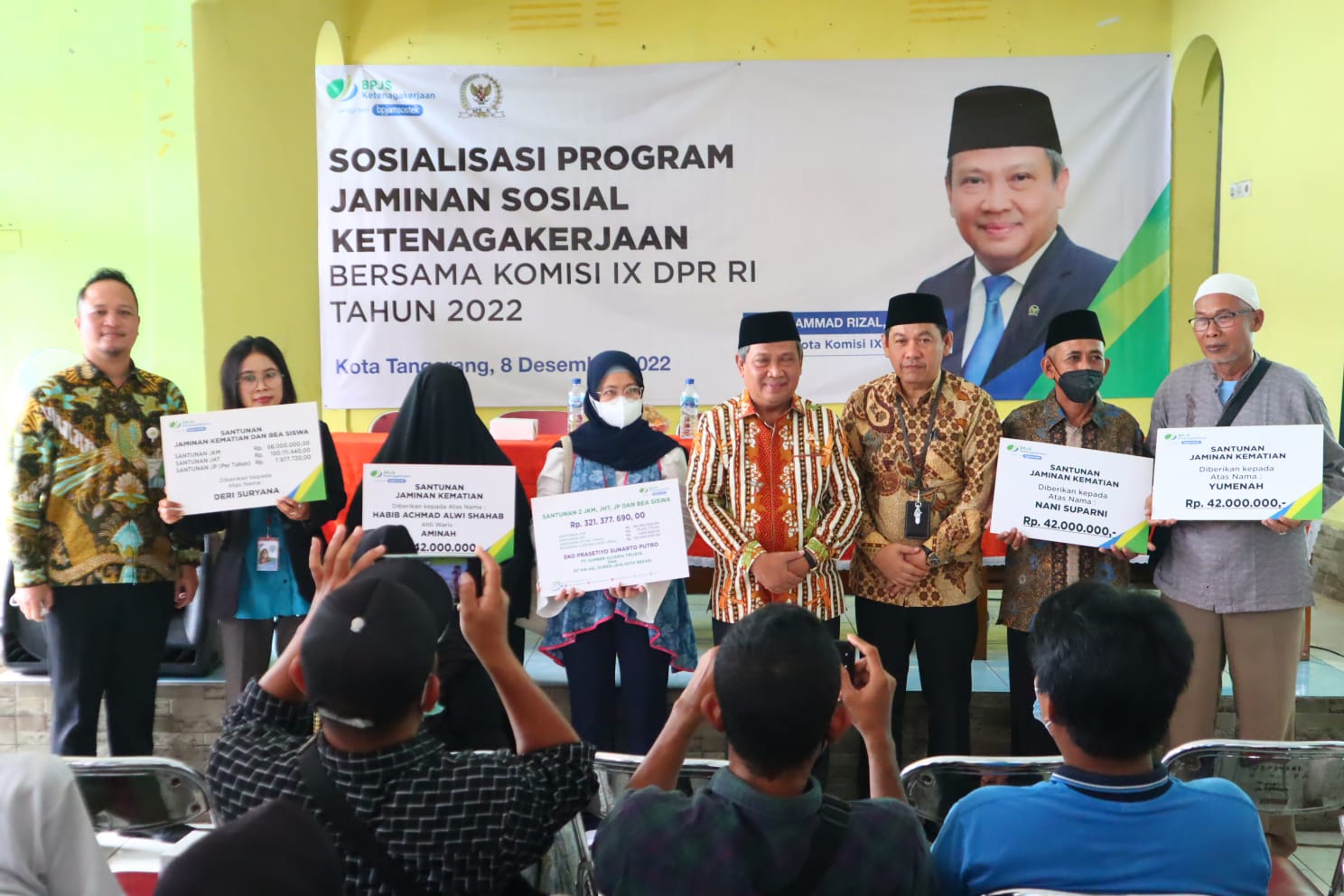 Dewan Muhammad Rizal saat memberikan jaminan sosial BPJS Ketenagakerjaan kepada masyarakat.