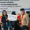 Dewan Muhammad Rizal saat menyerahkan bantuan jaminan sosial BPJS Ketenagakerjaan kepada masyarakat.