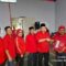 Irvansyah saat menyerahkan seragam kepada pengurus PAC dan Ranting Kader PDI Perjuangan Kabupaten Tangerang.