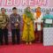 Adde Rosi bersama pj sekda Taufik Hidayat dan Ibu-ibu yang mendapatkan piagam penghargaan di Peringatan Hari Ibu.