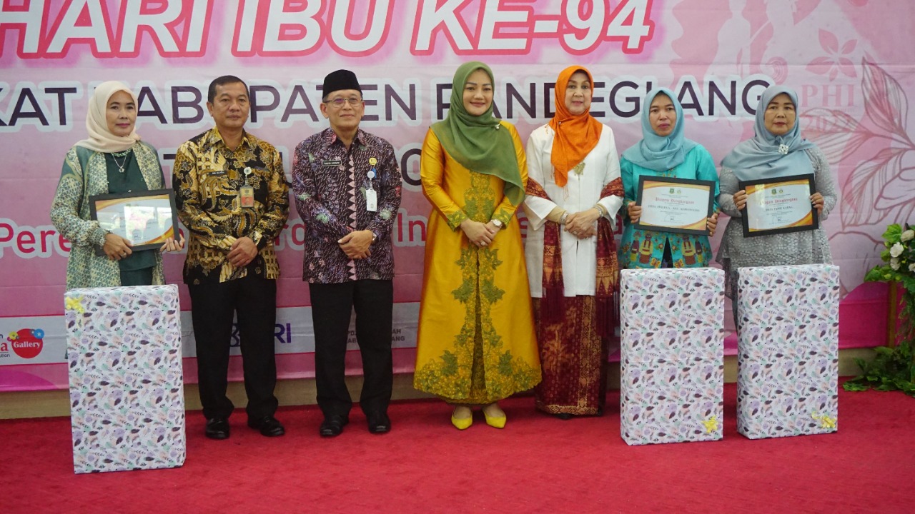 Adde Rosi bersama pj sekda Taufik Hidayat dan Ibu-ibu yang mendapatkan piagam penghargaan di Peringatan Hari Ibu.