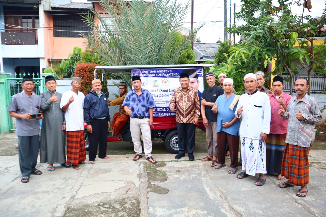 Muhammad Rizal DPR RI Memberikan Bantuan Motor Viar ke Penyandang Disabilitas di Curug Tangerang