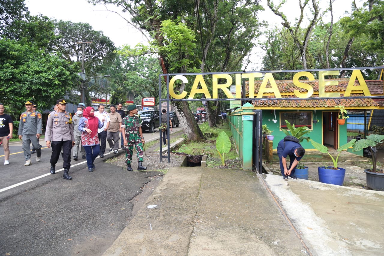 Bupati Irna bersama Forkopimda Pandeglang saat mengunjungi wisata Carita Sea Park.