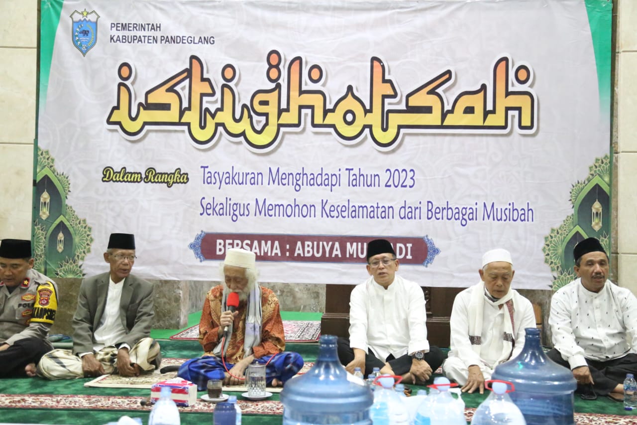 Abuya Muhtadi saat memimpin Istigosah bersama masyarakat Pandeglang.