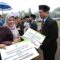 Bupati Irna saat memberikan bantuan hibah untuk Kemenag Pandeglang.