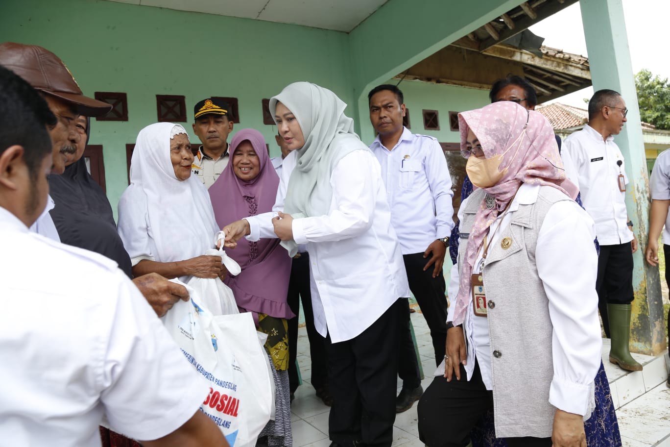 Bupati Irna Berikan Bantuan Logistik ke Warga Terdampak Banjir di Desa Bungur Copong Picung