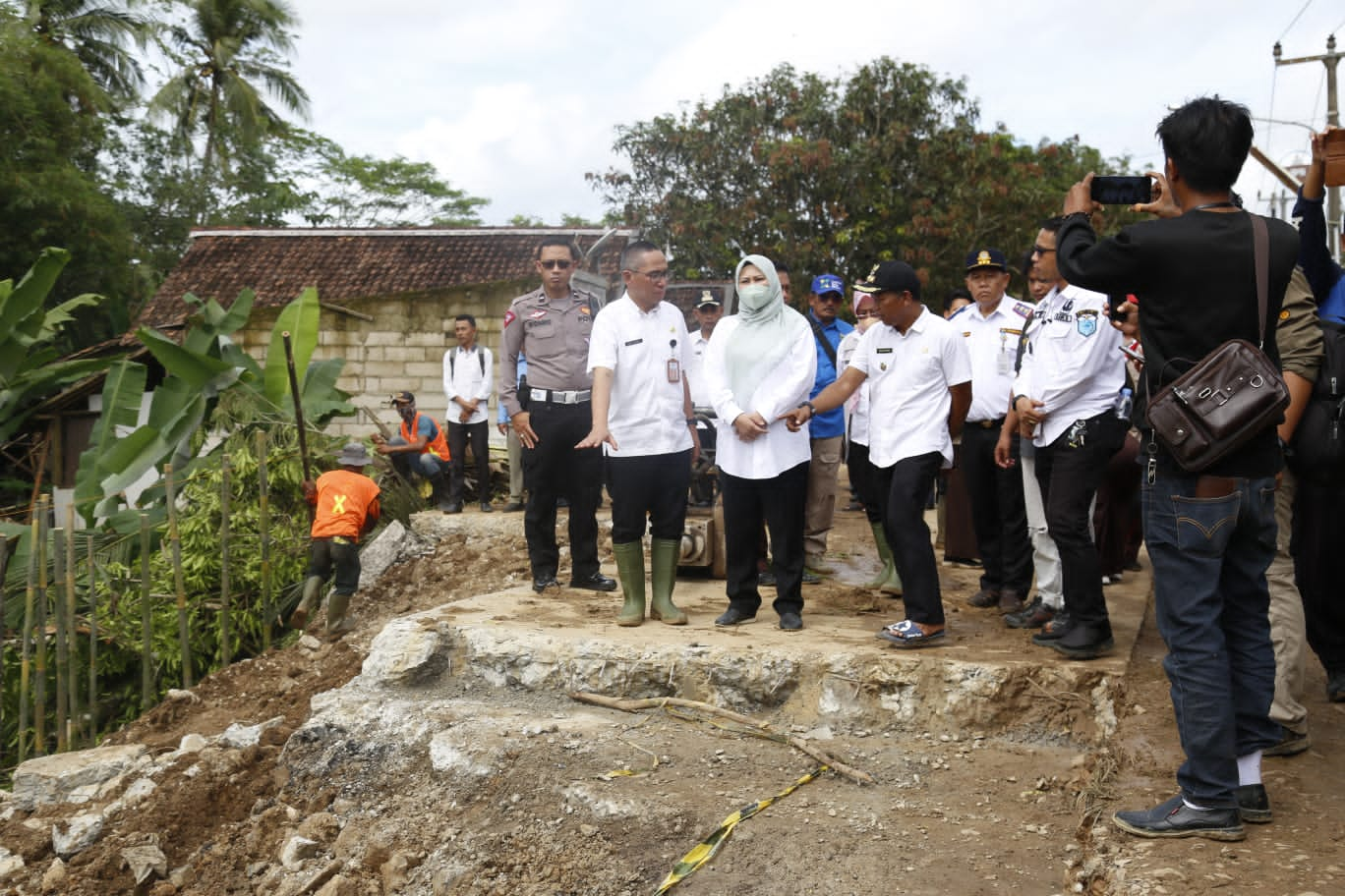 Bupati Irna bersama jajarannya saat meninjau lokasi jalan yang amblas.