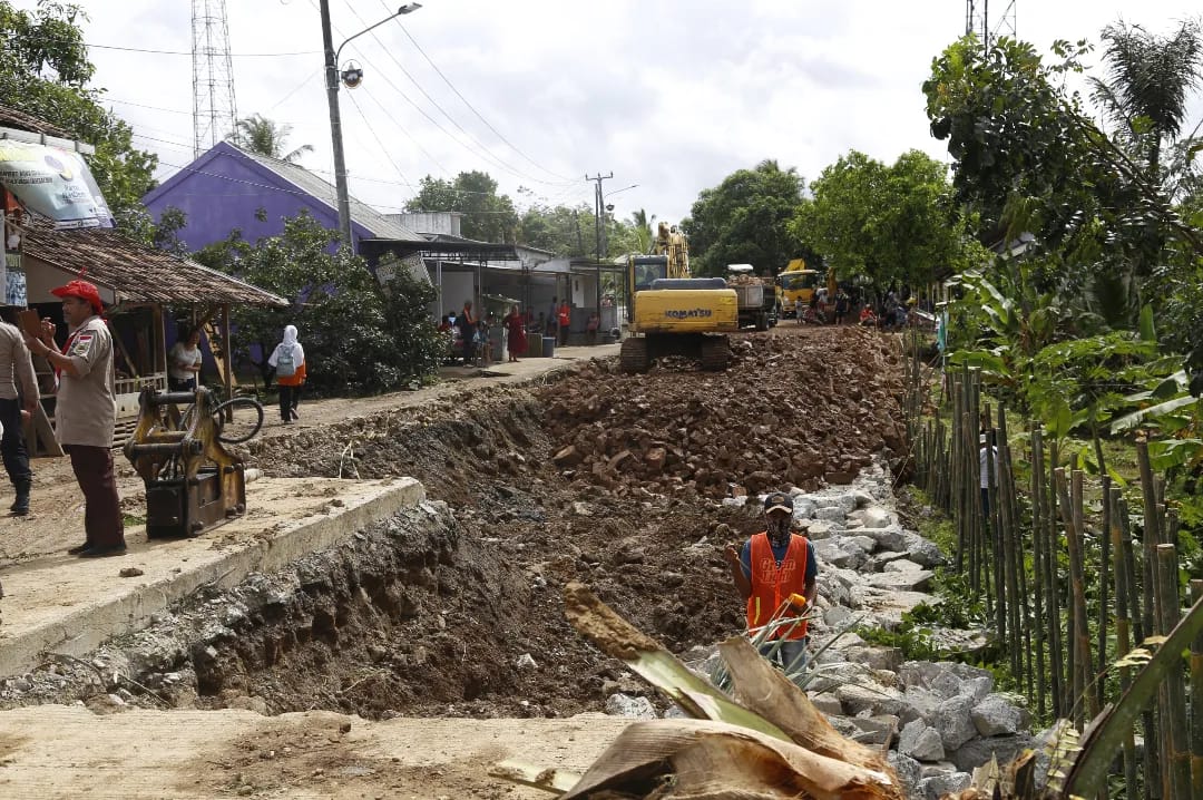 Jalan raya Picung - Munjul yang amblas sedang diperbaiki.