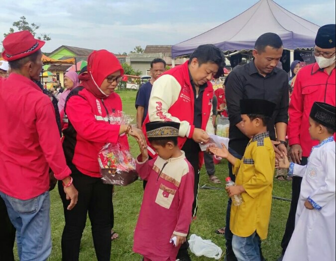 Irvansyah bersama jajarannya saat memberikan santunan kepada anak yatim.