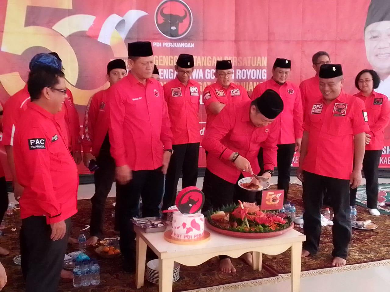 Irvansyah saat memotong nasi tumpeng.