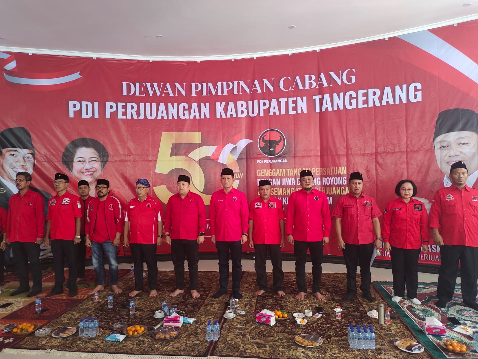 Irvansyah bersama ananta Wahana, Barhum, dan keluarga besar PDI Perjuangan Kabupaten Tangerang.