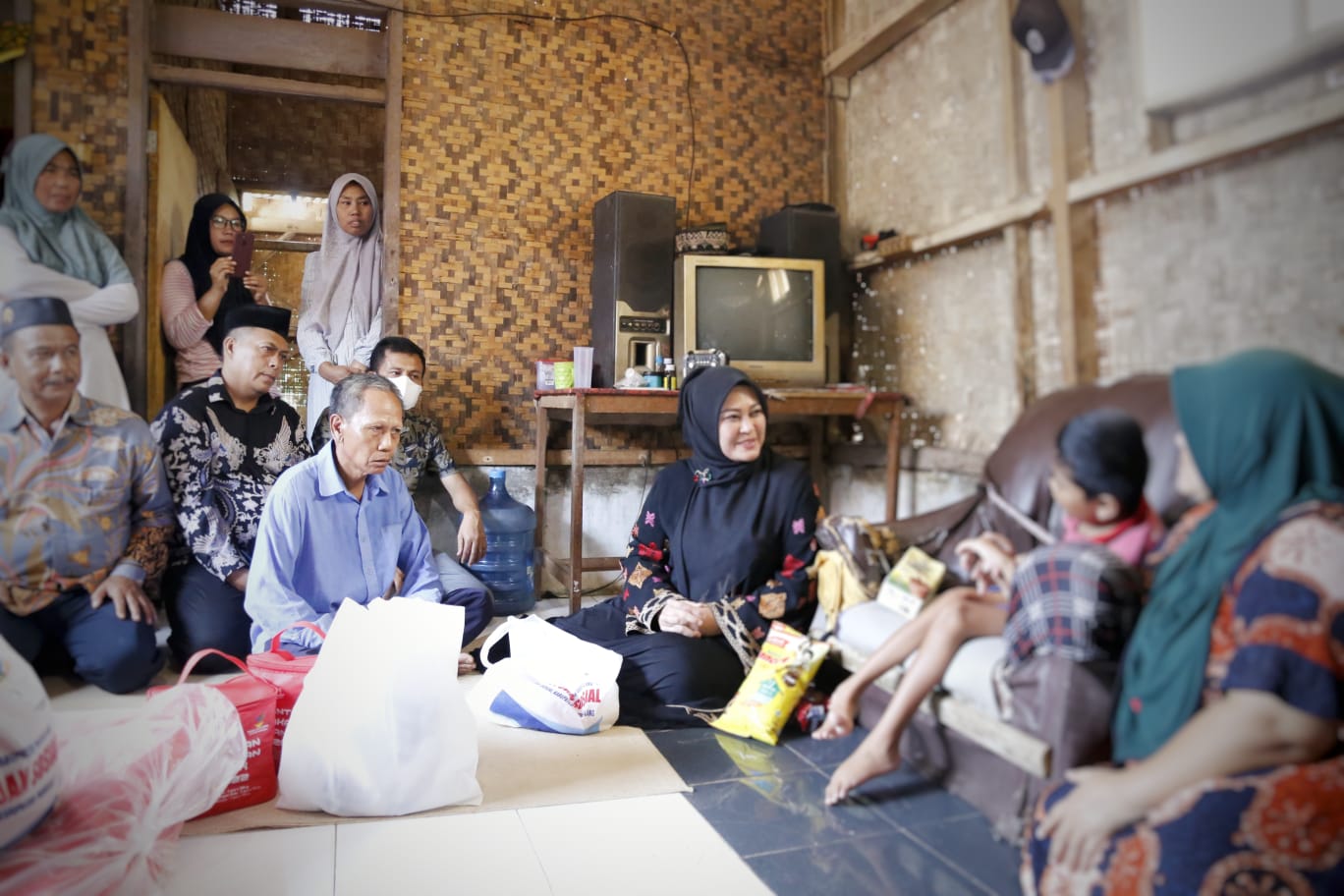 Bupati Irna Bantu Anak Penderita Gangguan Saraf di Panimbang