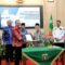 Direktur Jendral Tata Ruang Kementerian ATR/BPN Gabriel Triwibawa saat memberikan piagam ke Pj Sekda Pandeglang Taufik Hidayat.